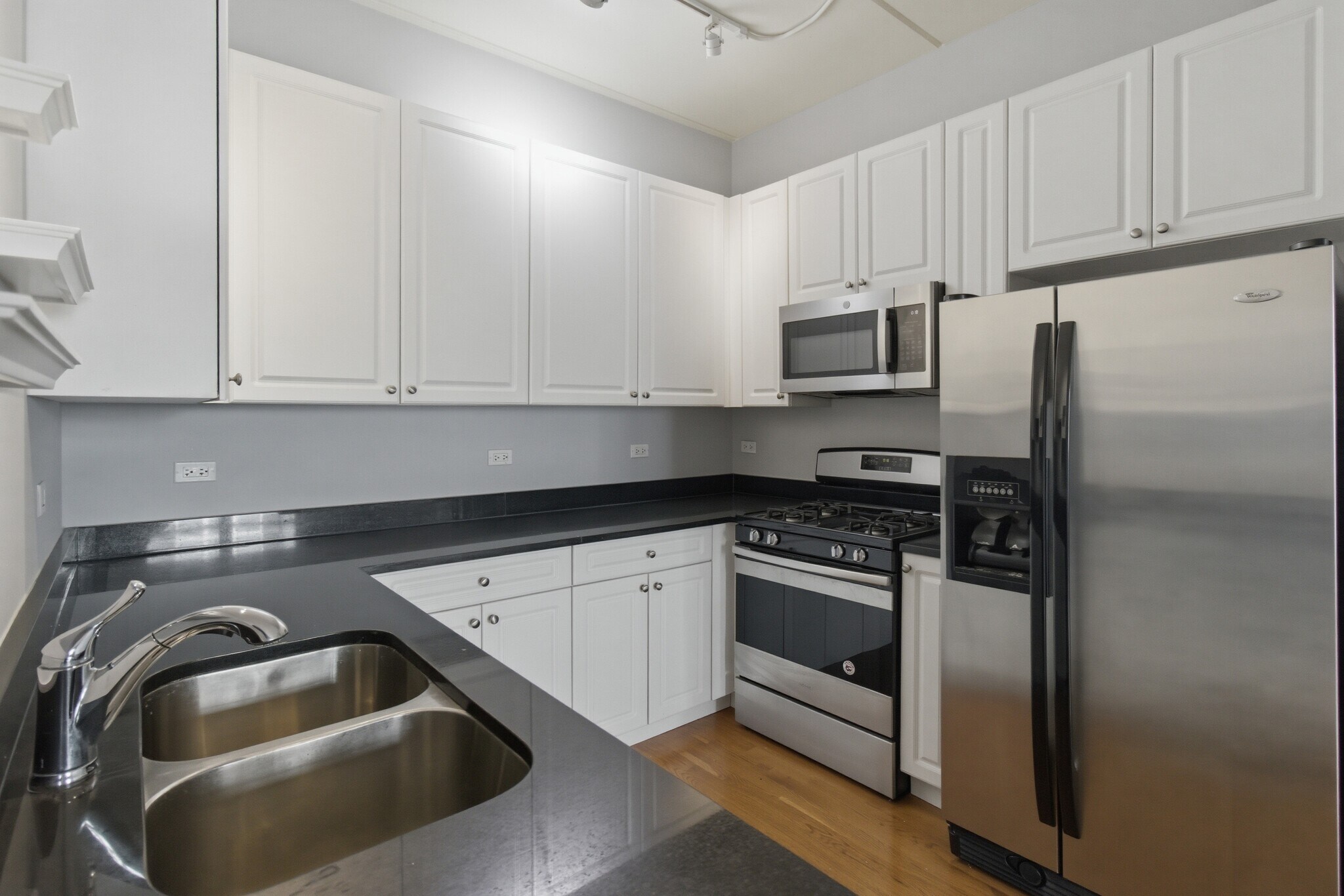 Building Photo - 873 N Larrabee St