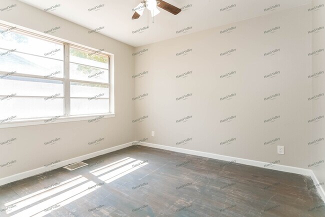 Building Photo - 1108 Coke Dr