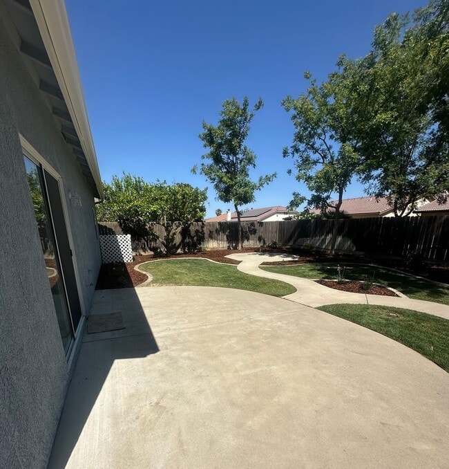 Building Photo - Remodeled 4 Bedroom 2 Bathroom in Stonecrest