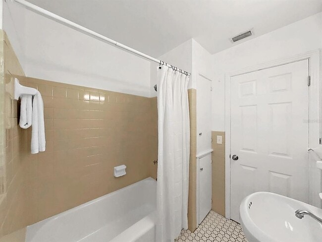 Building Photo - 4610 W Bay Villa Ave