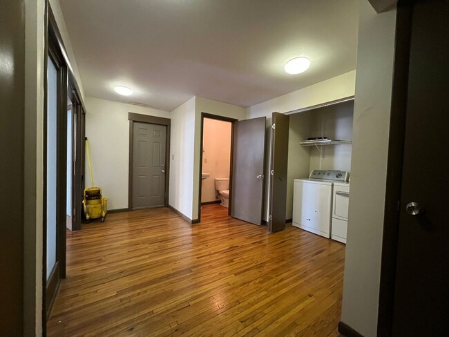 Building Photo - Executive DOWNTOWN Loft -- 1 bed, 1.5 bath...