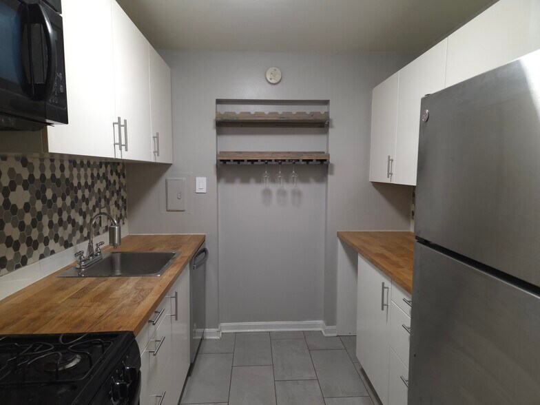 Building Photo - 5201 Duke St