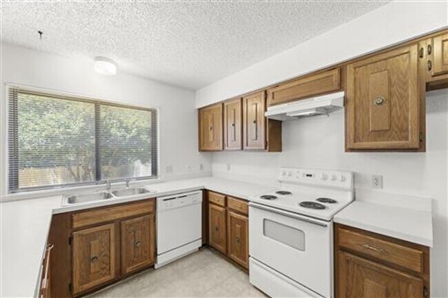 Building Photo - 2205 Foxcroft Ln