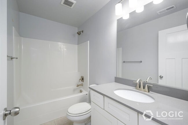 Building Photo - Gorgeous Townhome in Great Location!