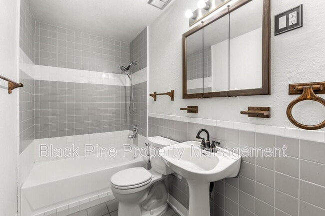 Building Photo - 910 W Orchard Ave