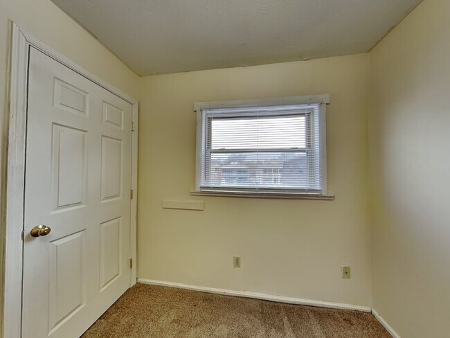 Building Photo - 162 E 12th Ave