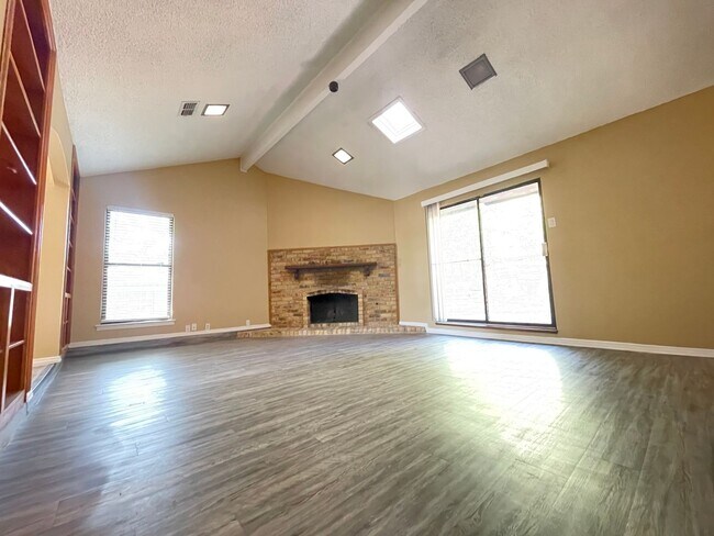 Building Photo - 3 Bedroom 2 Bath and 2 Car Garage