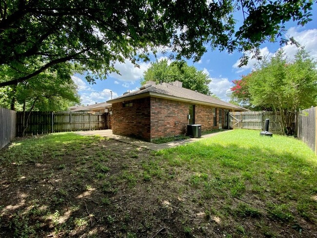 Building Photo - Generously sized 3-bedroom, 2-bath duplex ...