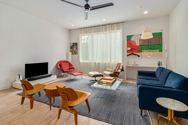 Building Photo - 2424 Memorial Dr SE