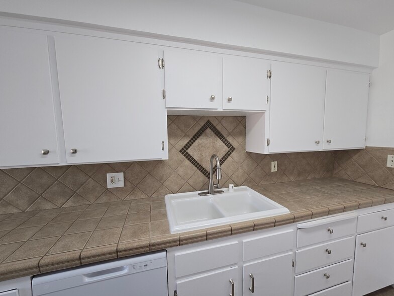 Kitchen - 4577 N Lorna Ave