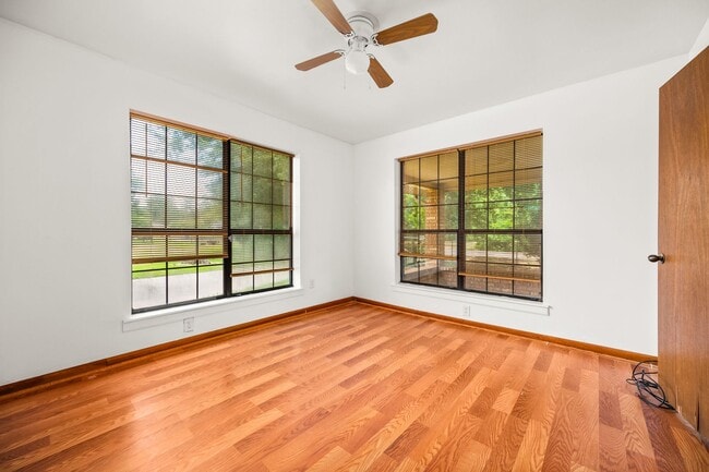 Building Photo - Check Out this 2 bed 1 bath in Alexandria