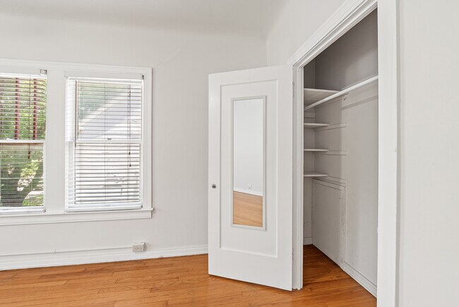 Building Photo - Huisache