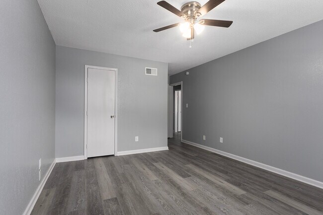 Building Photo - 577 NW Valleybrook Rd
