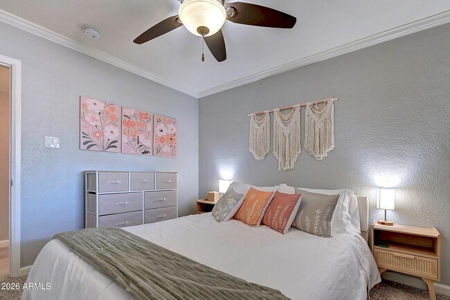 Building Photo - 1027 W 19th St