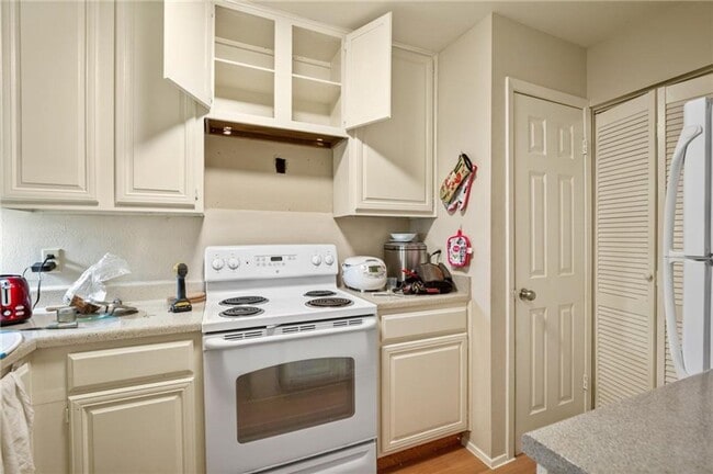 Building Photo - Croix #228