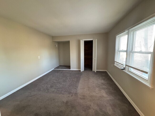 Building Photo - Beautiful 3 bedroom, 1 bath single family home with large fenced yard/ Garage /Central AC / Appli...