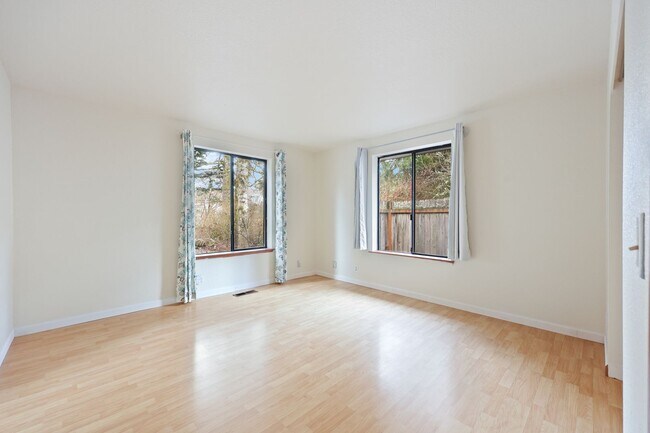 Building Photo - Move in ready, 3 bedroom rambler - Olympia School District