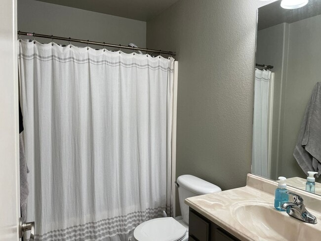 Building Photo - Great 3 bedroom, 2 bath, 2 car garage home...