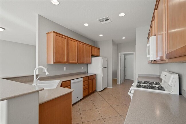 Building Photo - Lovely Home