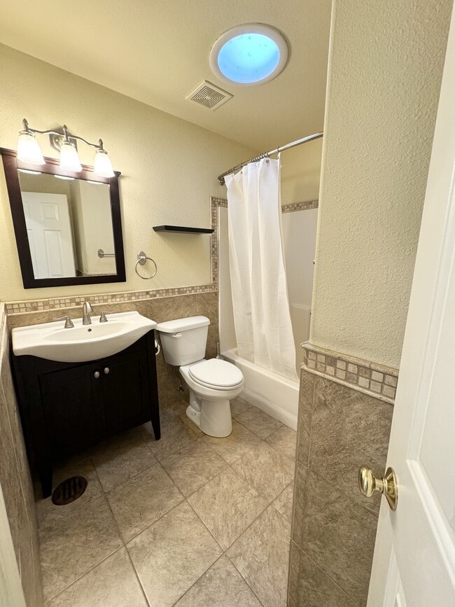 Building Photo - 260 Arnos St