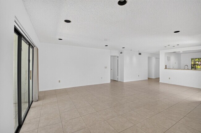 Building Photo - 9264 Vista Del Lago