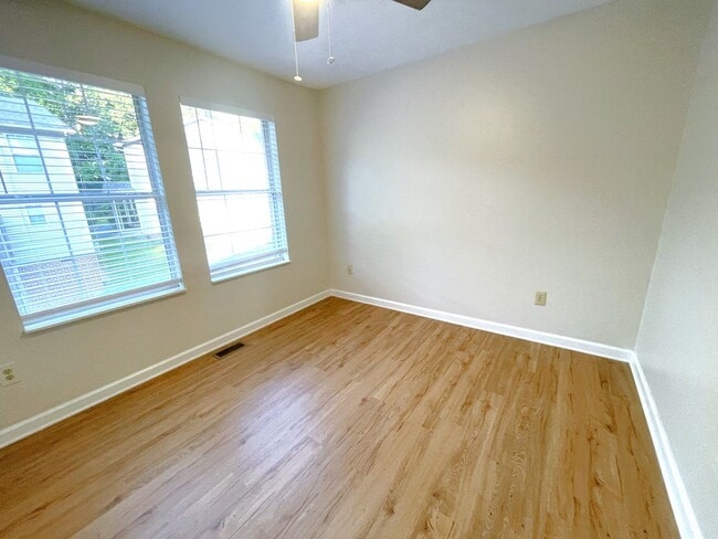 Building Photo - Spacious, 2 bedroom, 2.5 bath townhouse fo...