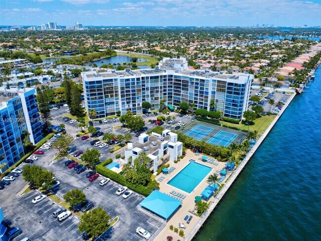 Building Photo - 1000 Parkview Dr