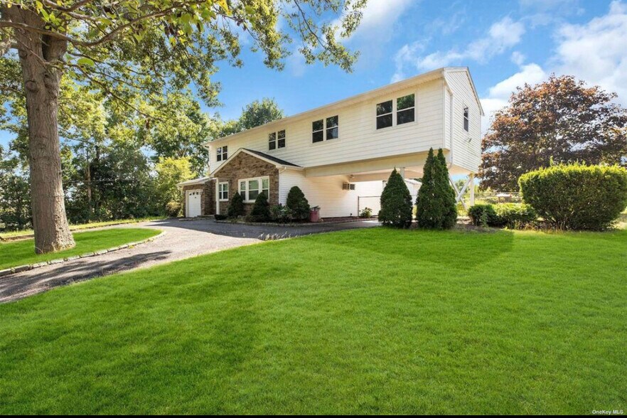 Building Photo - 370 Blue Point Rd