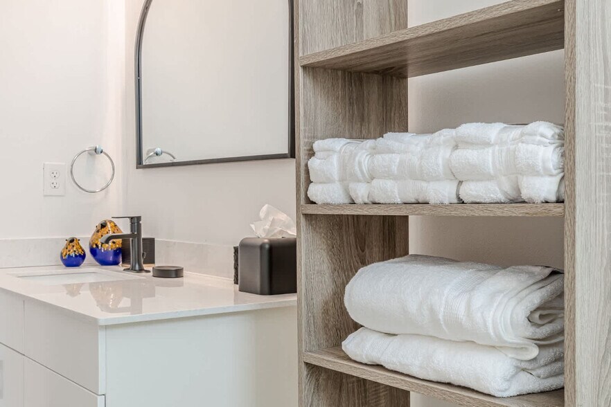 Building Photo - 525 Parkway Dr NE