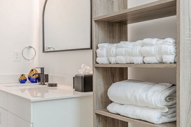 Building Photo - 525 Parkway Dr NE