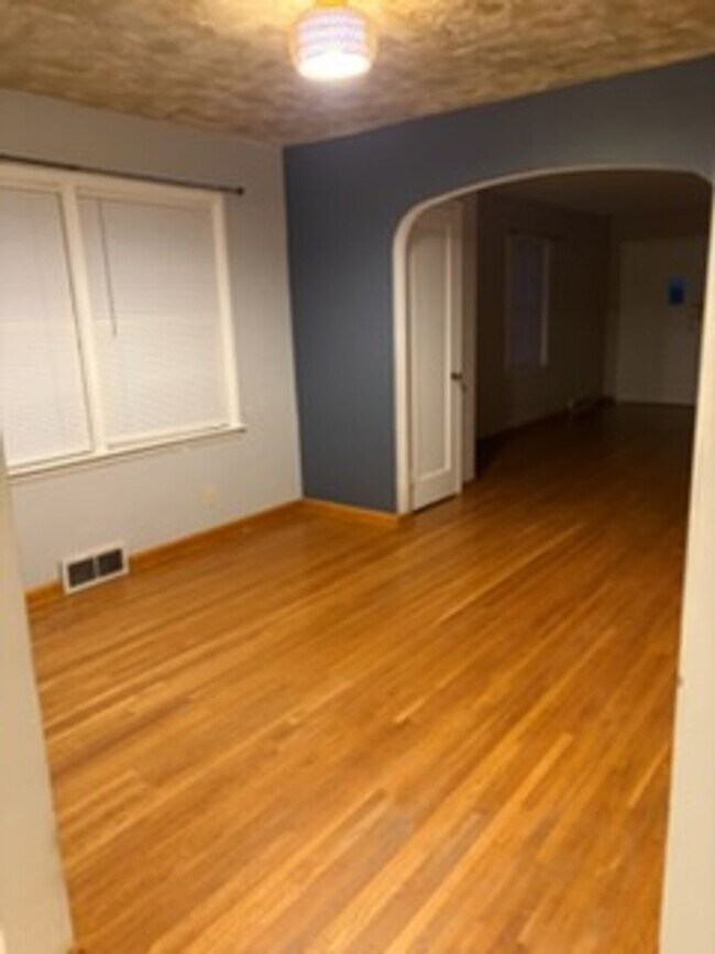 Building Photo - 8100 - 547/549 COURT AVE. (WESTON)