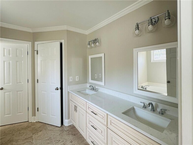 Building Photo - 2020 Bentwood Ct