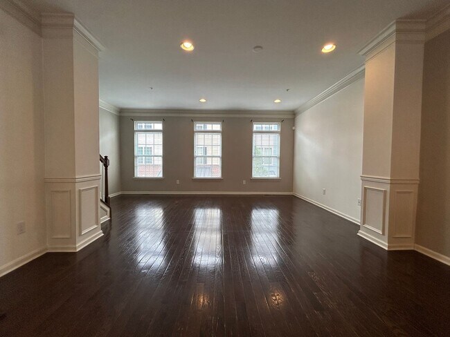 Building Photo - 1379 Parish Ave