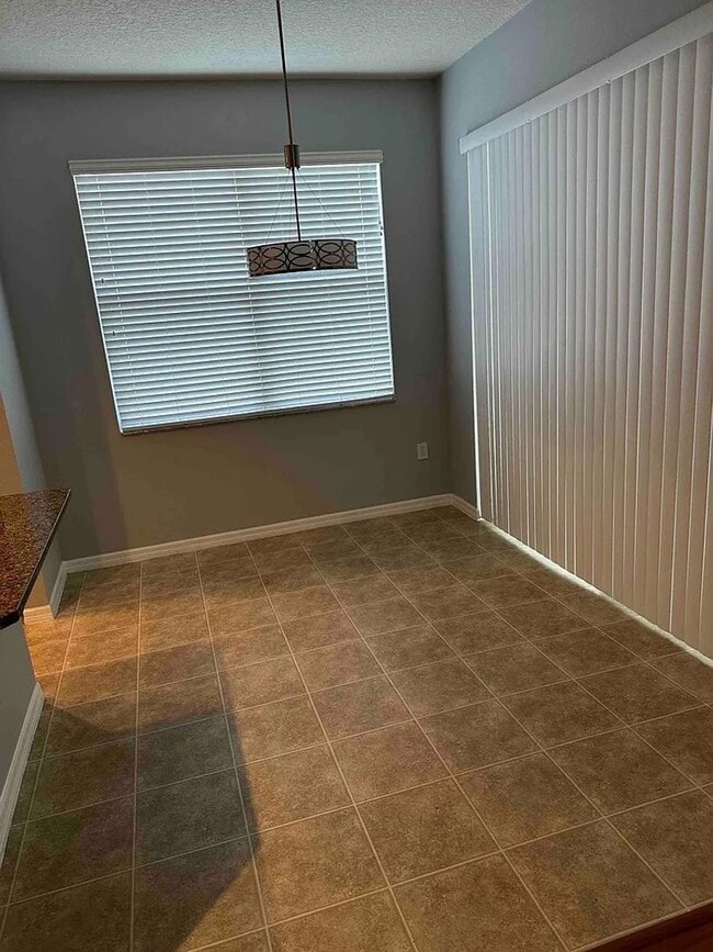 Building Photo - Elegant 4-bedroom 3-bathroom Home in Windermere