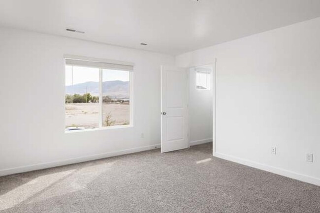 Building Photo - Like New 3 Bd 2.5 Bath Townhome