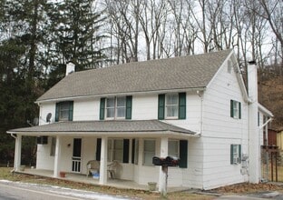 Building Photo - Bright & Cozy Second-Floor Apartment