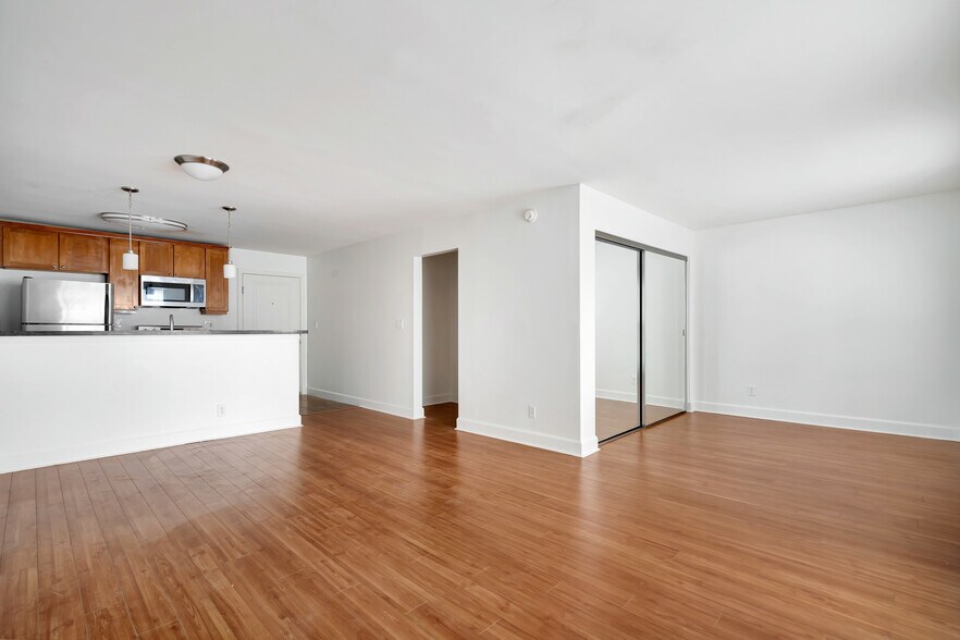 Building Photo - 10982 Roebling Ave
