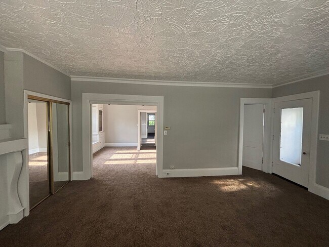 Building Photo - 10113 Ramona Blvd