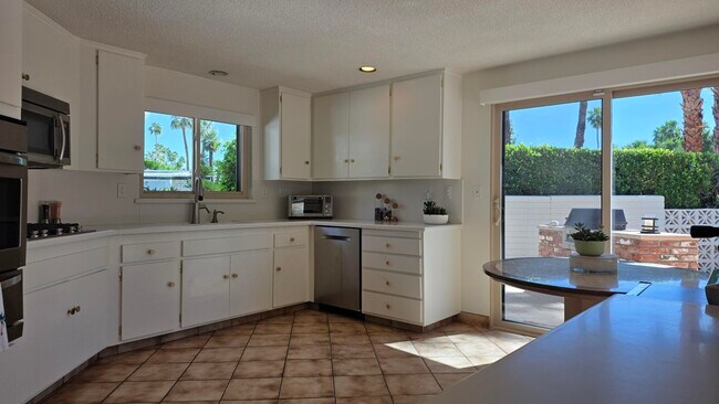 Building Photo - 1303 N Rose Ave