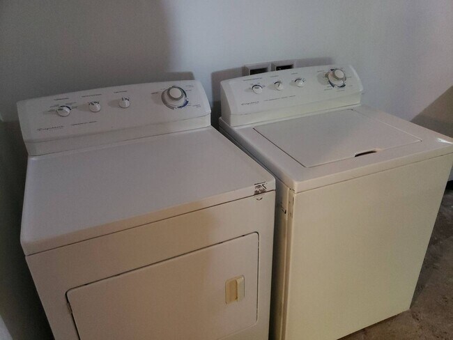 Building Photo - 1005 NE D St