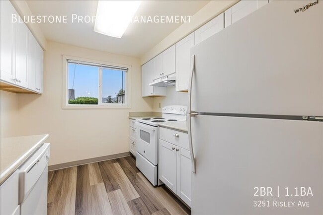 Building Photo - 3251 SE Risley Ave