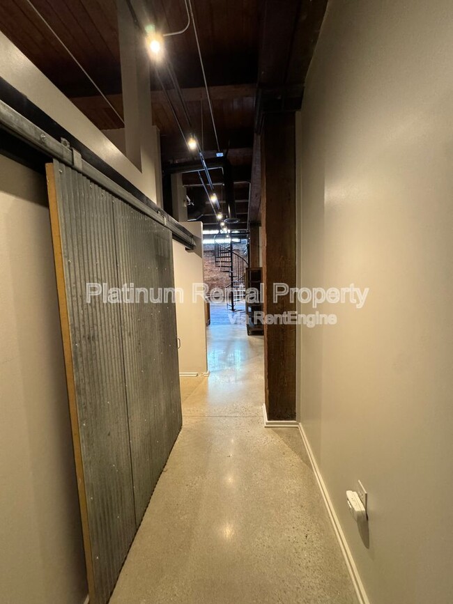 Building Photo - 326 Nelson St SW