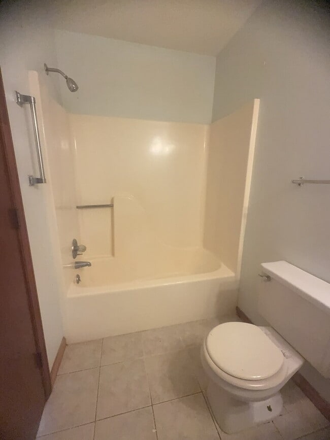 Building Photo - Adorable 2 Bedroom Duplex-106-B Pete Jones...