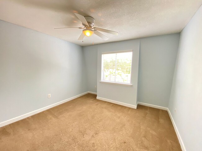 Building Photo - Spacious 3 bedroom, 2 bathroom Condo Locat...