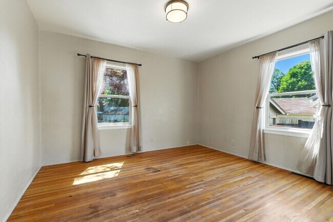 Building Photo - Gorgeous Brick Home Near Audubon Park