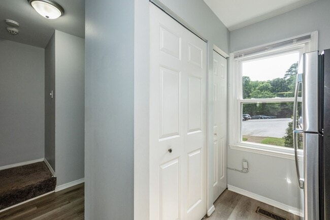 Building Photo - 3 Bedroom Townhouse Near Downtown Durham