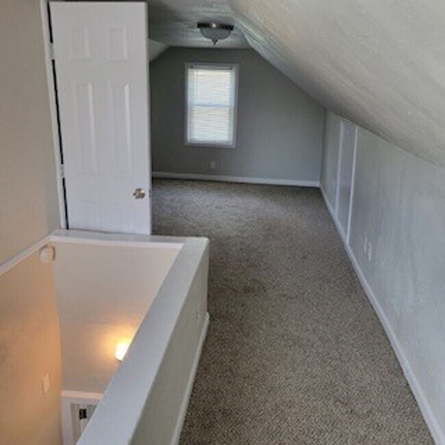 Building Photo - UPSTAIRS LOFT SPACE!!!