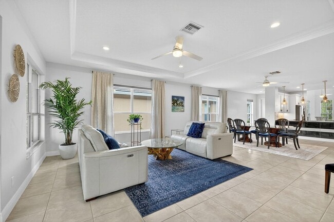 Building Photo - 9624 SW Royal Poinciana Dr