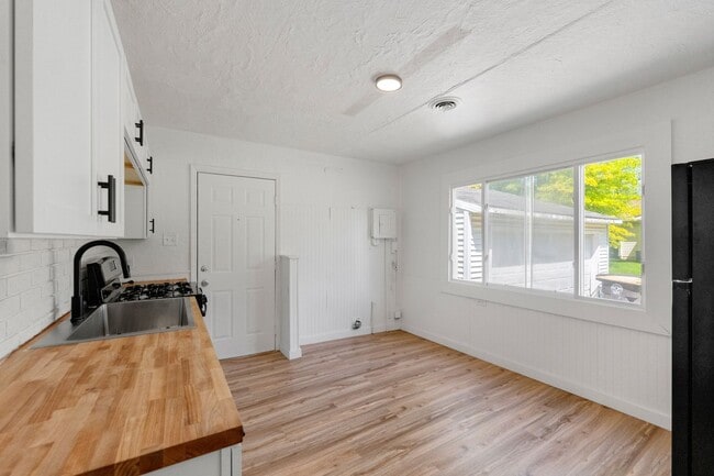 Building Photo - NEW LISTING! 3 BEDROOM HOUSE!