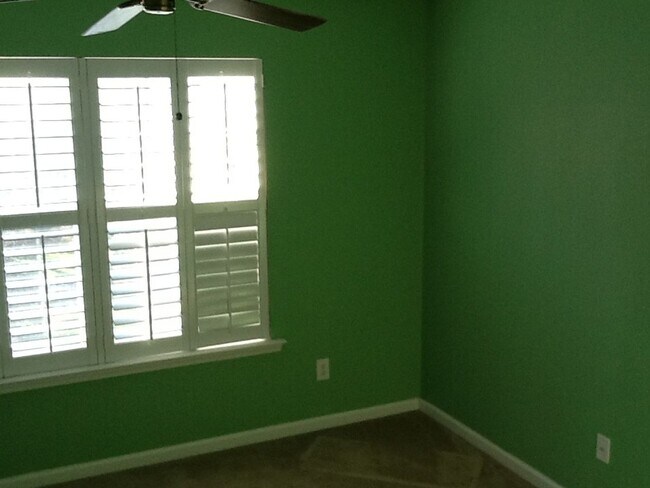 Building Photo - Late-September Move-in Ready!